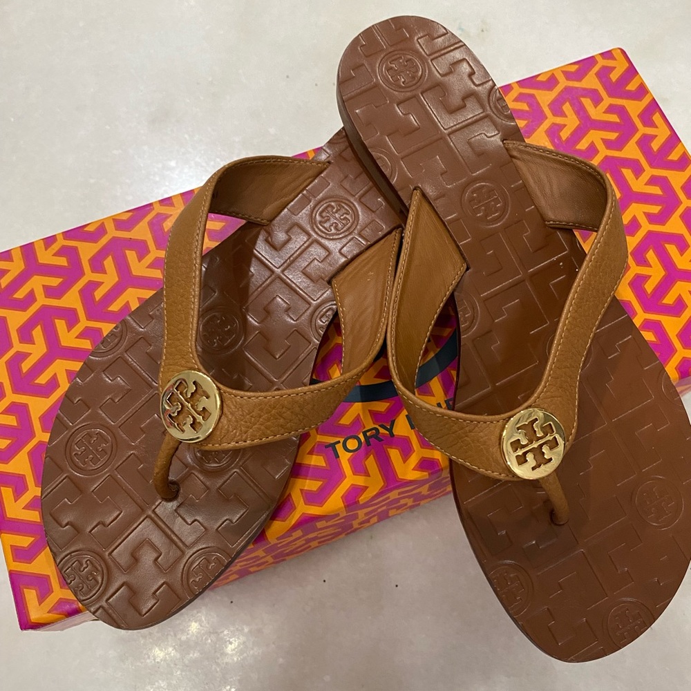 Tory Burch In perfect condition. Perfect for everyday use!